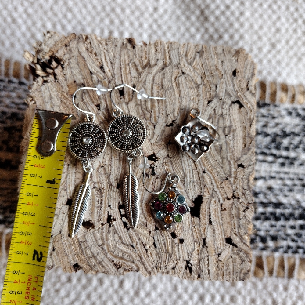 3 /$25 Beautiful Metal Earrings 🤩 - Picture 4 of 6